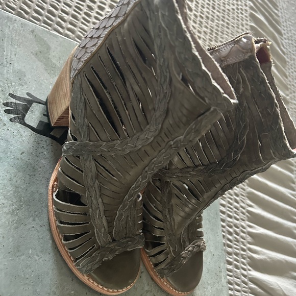 Freebird by Steven Brown Strappy Sandals - Picture 2 of 7